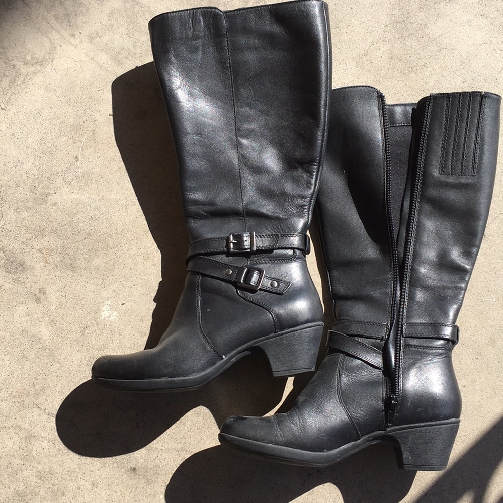 Black Leather knee-hi Boots.
